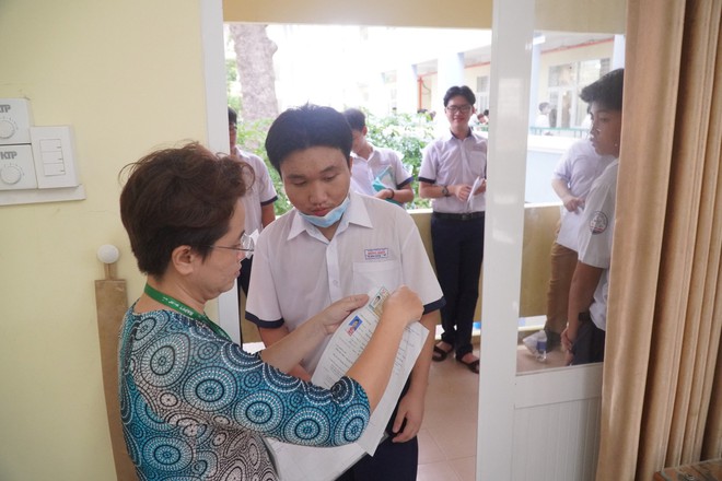 Kết thúc môn Văn thi vào lớp 10 TP.HCM: Thí sinh phấn khởi vì đề siêu ý nghĩa mà vừa sức - Ảnh 26.
