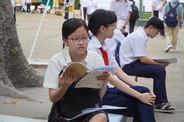 Phụ huynh nhờ phát loa nhắc con không vi phạm quy chế - Ảnh 3.