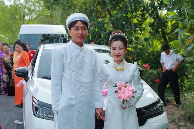 Bị ong đốt trước ngày cưới, cô dâu khiến make up giỏi nhất cũng bất lực, chồng không thể nhịn cười - Ảnh 1.