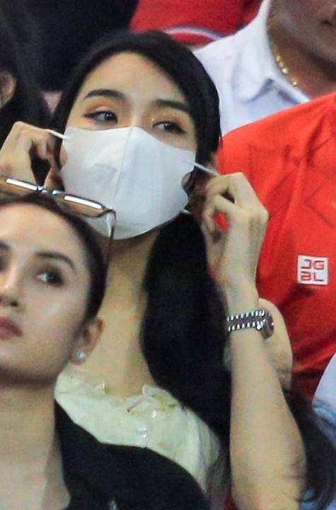 Bạn gái tin đồn của Vũ Văn Thanh cùng vợ Phạm Xuân Mạnh chiếm spotlight trên khán đài Mỹ Đình, cổ vũ ĐT Việt Nam gặp Philippines - Ảnh 4.