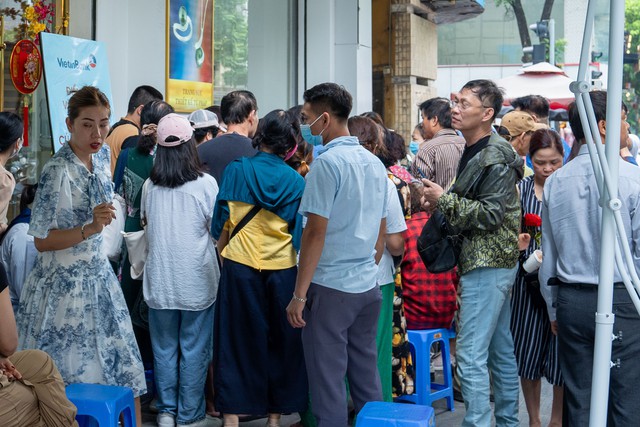 Ngân hàng Nhà nước giữ nguyên giá 75,98 triệu đồng/lượng, khách xếp hàng dài mua vàng - Ảnh 2.