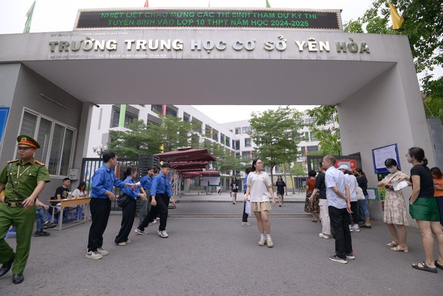 Thi vào 10 tại Hà Nội: Học sinh chống nạng đến trường làm thủ tục thi - Ảnh 6.