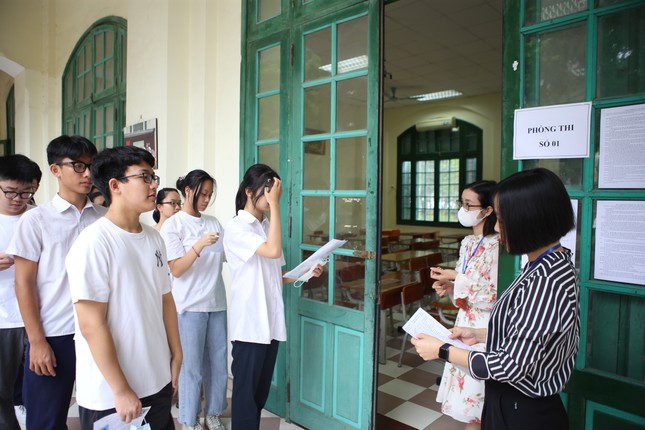 Thi vào 10 tại Hà Nội: Học sinh chống nạng đến trường làm thủ tục thi - Ảnh 4.