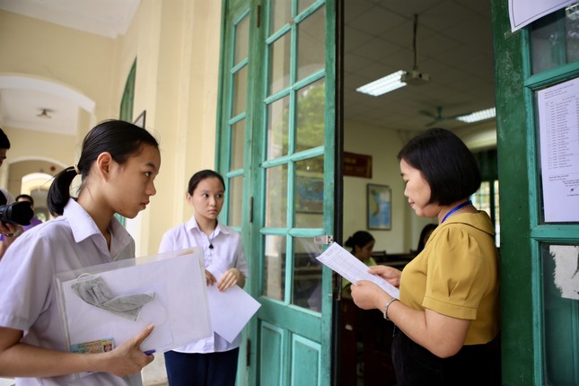 Thi vào 10 tại Hà Nội: Học sinh chống nạng đến trường làm thủ tục thi - Ảnh 3.