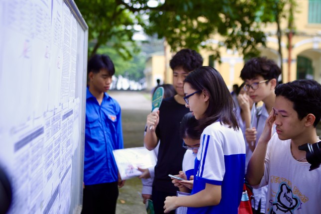 Thi vào 10 tại Hà Nội: Học sinh chống nạng đến trường làm thủ tục thi - Ảnh 2.