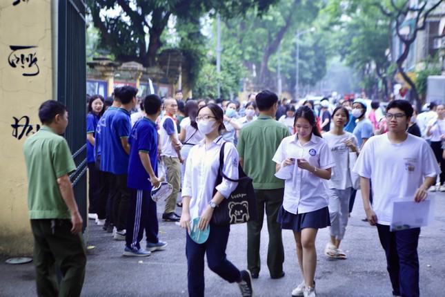 Thi vào 10 tại Hà Nội: Học sinh chống nạng đến trường làm thủ tục thi - Ảnh 1.