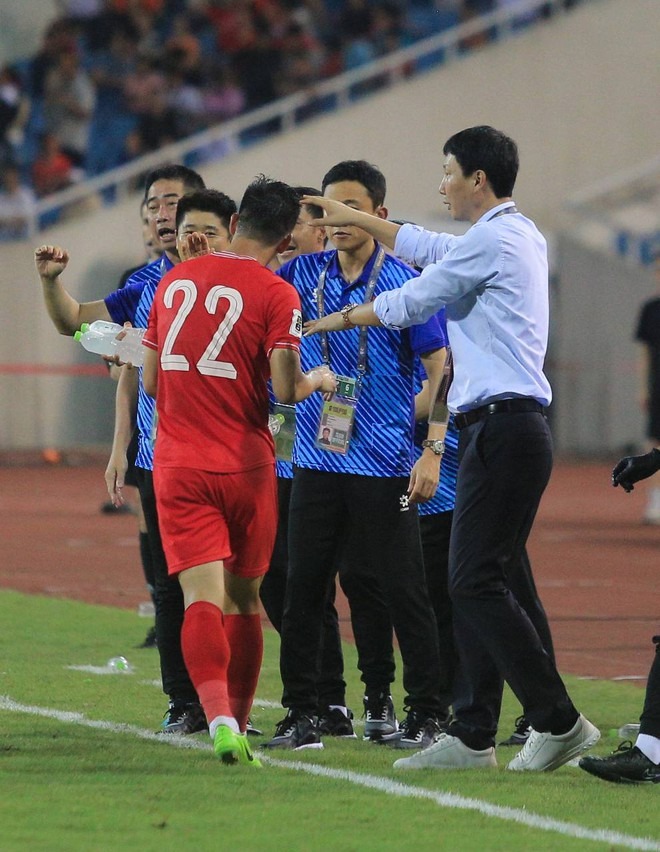 Báo Hàn Quốc khen ngợi: Phép màu của HLV Kim Sang-sik xuất hiện ở ngay trận ra mắt tuyển Việt Nam - Ảnh 1.