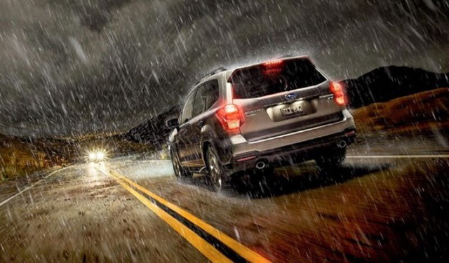 Lái xe điện ngoài trời mưa giông sẽ dễ bị sét đánh hơn đi xe xăng? - Ảnh 1.