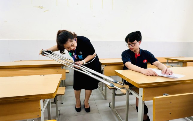 Thi vào 10 tại Hà Nội: Học sinh chống nạng đến trường làm thủ tục thi - Ảnh 14.