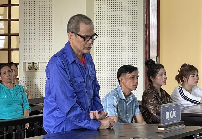 Mâu thuẫn nhỏ trong cuộc rượu, anh cầm dao đâm em họ tử vong - Ảnh 1.