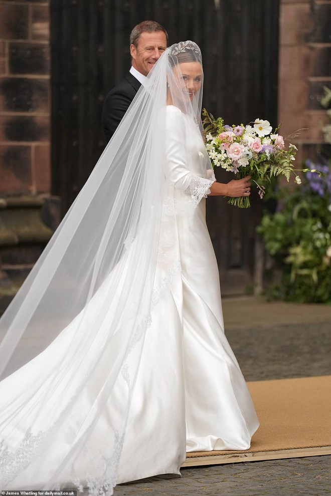 Cô dâu mới của chàng quý tộc giàu nhất nước Anh lộng lẫy trong ngày cưới, vương miện và giày cưới gây ấn tượng - Ảnh 4.