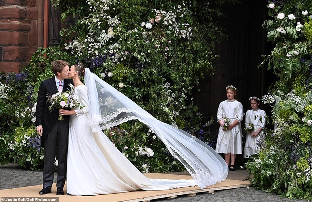 Cô dâu mới của chàng quý tộc giàu nhất nước Anh lộng lẫy trong ngày cưới, vương miện và giày cưới gây ấn tượng - Ảnh 2.