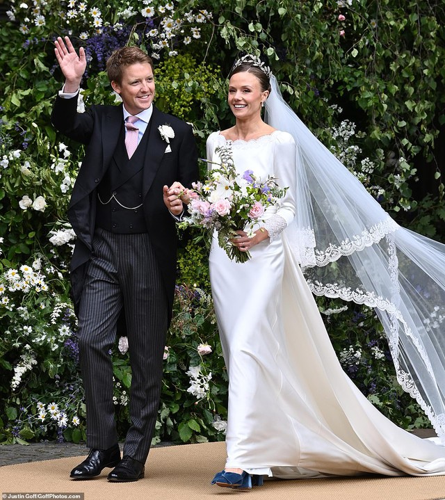 Cô dâu mới của chàng quý tộc giàu nhất nước Anh lộng lẫy trong ngày cưới, vương miện và giày cưới gây ấn tượng - Ảnh 1.
