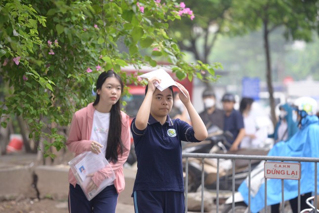 Thi vào 10 tại Hà Nội: Học sinh chống nạng đến trường làm thủ tục thi - Ảnh 7.