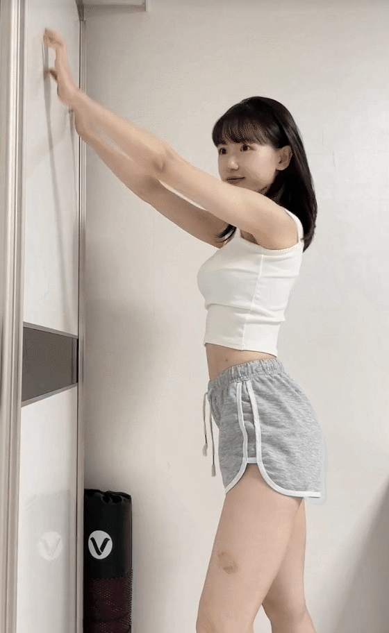 Japanische Frauen üben täglich Rückenbeugen, um ihre Figur ausgeglichen und ihre Haut glatt und jugendlich zu halten – Foto 6.