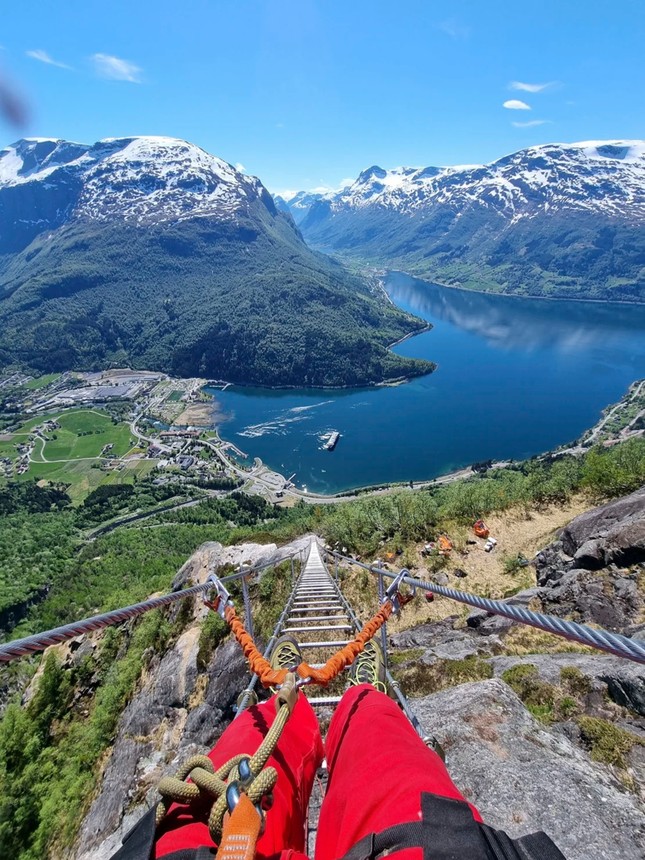 Độc lạ kiểu leo thang vượt núi ngắm cảnh đẹp nhất Na Uy - Ảnh 3.