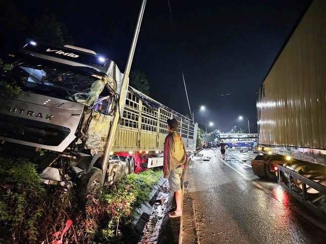Tai nạn liên hoàn giữa 3 ô tô trên quốc lộ 1, 9 người nhập viện cấp cứu - Ảnh 2.