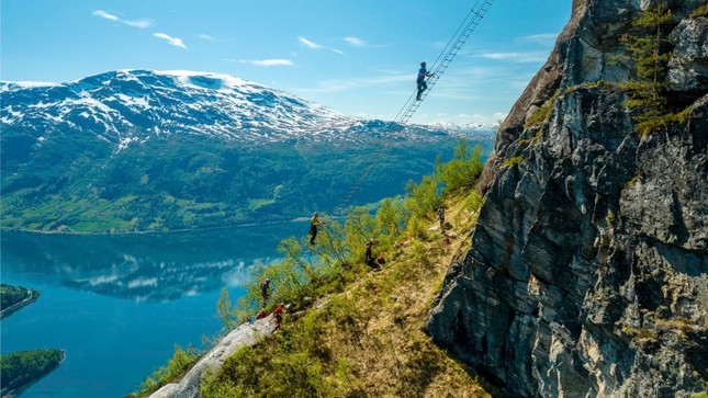 Độc lạ kiểu leo thang vượt núi ngắm cảnh đẹp nhất Na Uy - Ảnh 2.