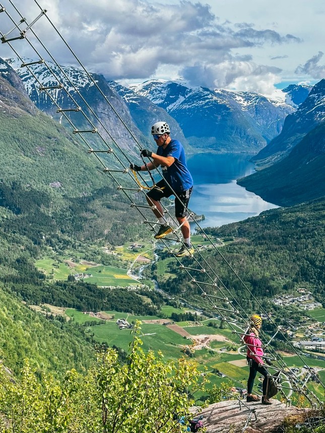 Độc lạ kiểu leo thang vượt núi ngắm cảnh đẹp nhất Na Uy - Ảnh 1.
