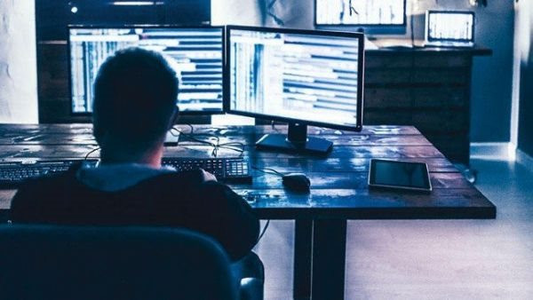 Khám xét nhà riêng của người đàn ông 35 tuổi, cảnh sát bắt giữ trùm sò nhóm tội phạm phát tán phần mềm độc hại để xâm nhập trái phép 19 triệu máy tính ở 200 quốc gia - Ảnh 1.