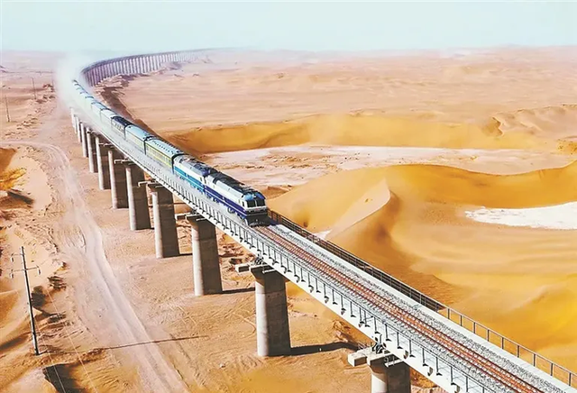 ‘Choáng váng’ công nghệ Trung Quốc: 3 năm xây 825km đường sắt, 219 cây cầu đi qua sa mạc hoang vu - Ảnh 1.
