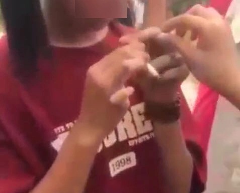 Vụ nữ sinh 14 tuổi bị hành hung, ép hút thuốc lá, quay clip tung lên mạng xã hội: Do mâu thuẫn cá nhân - Ảnh 1.