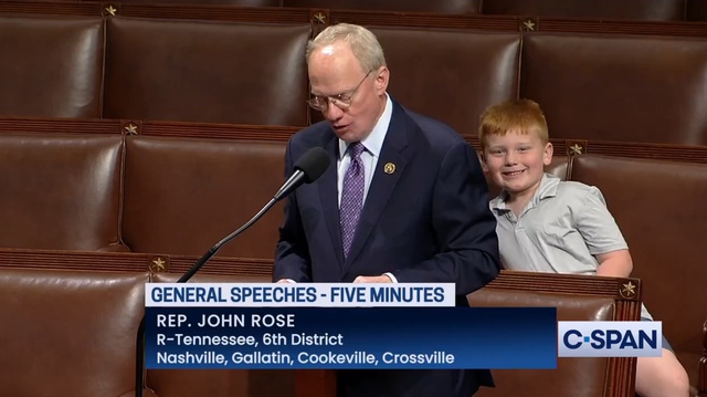 Ein 6-jähriger Junge sorgte im Fernsehen für Aufregung, als er direkt im US-Repräsentantenhaus hinter dem Rücken seines Vaters schelmische Dinge tat – Foto 2.