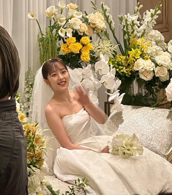 Ngày đại hỷ có 4 hôn lễ Kbiz: Lee Dong Wook - Lee Sung Kyung chúc phúc cho em gái Yoon Eun Hye, Jung Yong Hwa (CNBLUE) chạy show dự đám cưới - Ảnh 4.