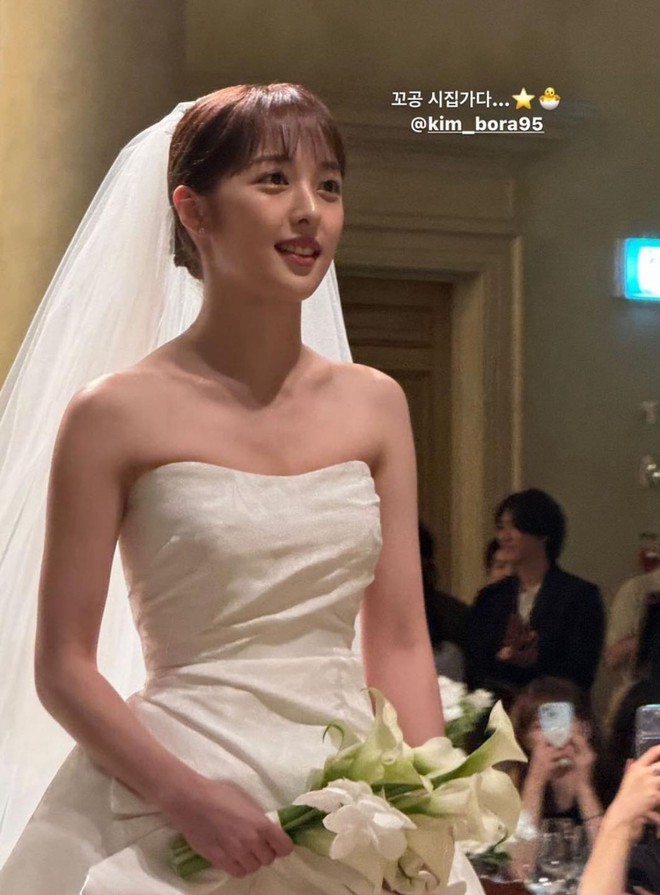 Ngày đại hỷ có 4 hôn lễ Kbiz: Lee Dong Wook - Lee Sung Kyung chúc phúc cho em gái Yoon Eun Hye, Jung Yong Hwa (CNBLUE) chạy show dự đám cưới - Ảnh 3.