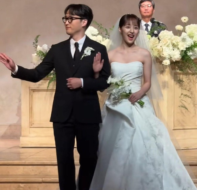 Ngày đại hỷ có 4 hôn lễ Kbiz: Lee Dong Wook - Lee Sung Kyung chúc phúc cho em gái Yoon Eun Hye, Jung Yong Hwa (CNBLUE) chạy show dự đám cưới - Ảnh 6.