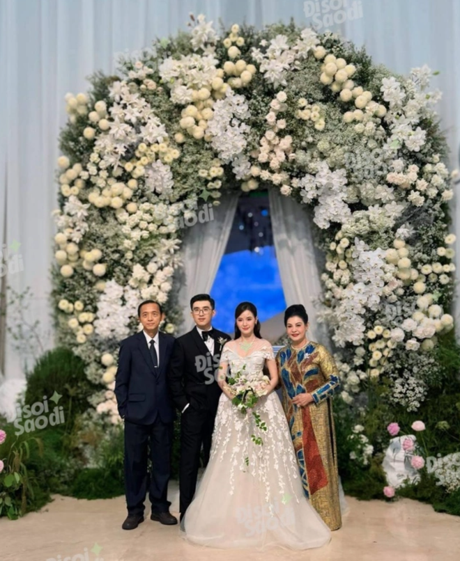 Midu có 1 hành động khiến mẹ Minh Đạt hài lòng và loạt chi tiết phơi bày quan hệ con dâu - nhà chồng tại lễ cưới hào môn - Ảnh 6.