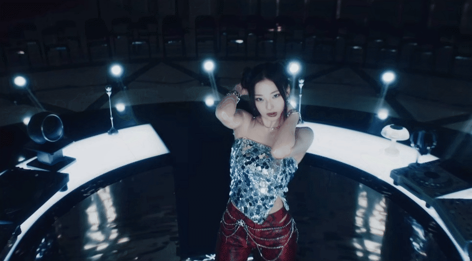 Nhóm em gái BLACKPINK tung MV mới: Gà nhà” YG nhưng nhìn rất JYP, liệu có thoát kiếp nhạc dở? - Ảnh 3.