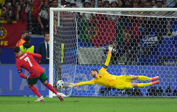 Bồ Đào Nha nghẹt thở vượt qua Slovenia trên loạt luân lưu trong ngày Ronaldo hóa báo thủ - Ảnh 1.