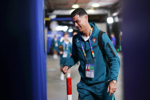 Trực tiếp Bồ Đào Nha - Slovenia: Ronaldo đeo khuyên tai, xuất hiện với nụ cười bí ẩn - Ảnh 2.
