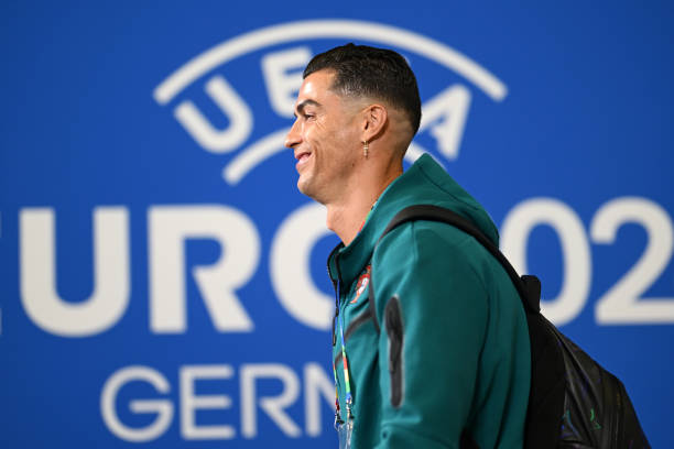 Trực tiếp Bồ Đào Nha - Slovenia: Ronaldo đeo khuyên tai, xuất hiện với nụ cười bí ẩn - Ảnh 1.