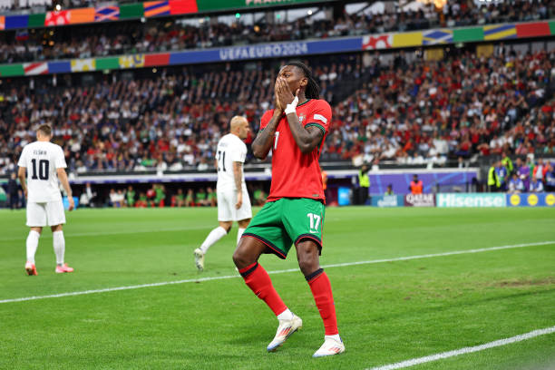 Trực tiếp Bồ Đào Nha - Slovenia: Ronaldo vấp cỏ, bay luôn cơ hội trong vòng cấm - Ảnh 1.