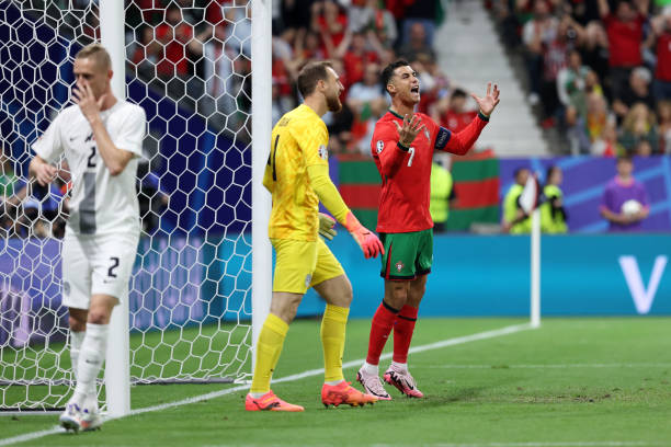 Trực tiếp Bồ Đào Nha - Slovenia: Ronaldo vấp cỏ, bay luôn cơ hội trong vòng cấm - Ảnh 1.