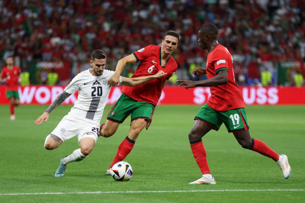 Trực tiếp Bồ Đào Nha - Slovenia: Ronaldo vấp cỏ, bay luôn cơ hội trong vòng cấm - Ảnh 1.