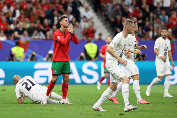 Trực tiếp Bồ Đào Nha - Slovenia: Ronaldo đánh đầu dũng mãnh - Ảnh 1.