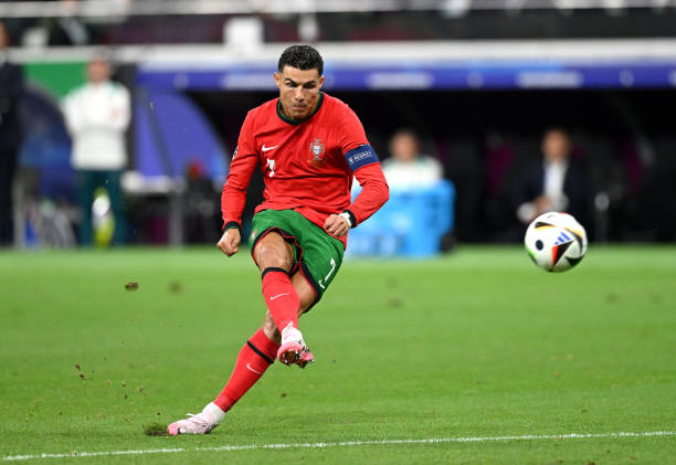 Trực tiếp Bồ Đào Nha - Slovenia: Ronaldo suýt lập siêu phẩm đá phạt! - Ảnh 1.