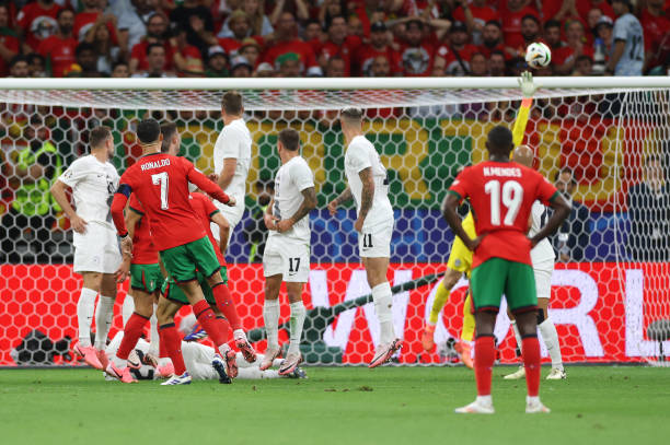 Trực tiếp Bồ Đào Nha - Slovenia: Ronaldo suýt lập siêu phẩm đá phạt! - Ảnh 2.
