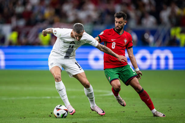 Trực tiếp Bồ Đào Nha - Slovenia: Ronaldo suýt lập siêu phẩm đá phạt! - Ảnh 1.