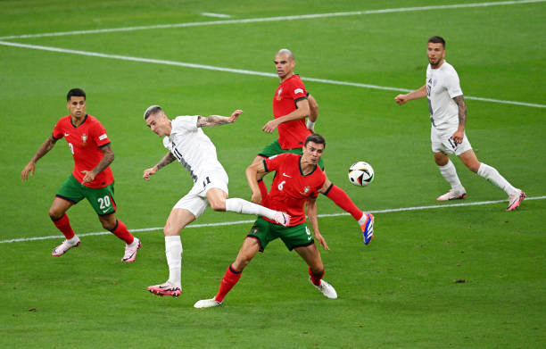 Trực tiếp Bồ Đào Nha - Slovenia: Ronaldo suýt lập siêu phẩm đá phạt! - Ảnh 1.