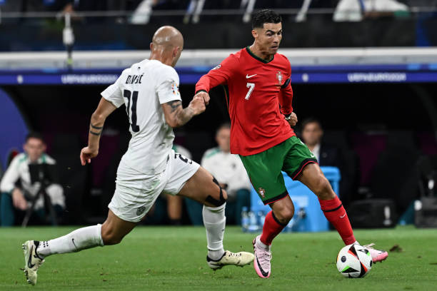 Trực tiếp Bồ Đào Nha - Slovenia: Không vào!! Ronaldo sút phạt sấm sét! - Ảnh 1.