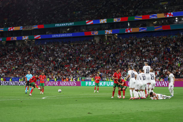 Trực tiếp Bồ Đào Nha - Slovenia: Không vào!! Ronaldo sút phạt sấm sét! - Ảnh 2.