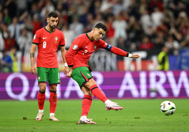 Trực tiếp Bồ Đào Nha - Slovenia: Không vào!! Ronaldo sút phạt sấm sét! - Ảnh 1.