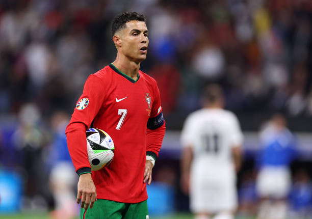 Xót xa: Ronaldo đá trượt phạt đền, bật khóc nức nở khi trận đấu còn chưa kết thúc - Ảnh 1.