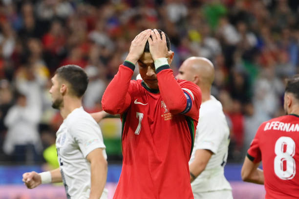 Xót xa: Ronaldo đá trượt phạt đền, bật khóc nức nở khi trận đấu còn chưa kết thúc - Ảnh 3.