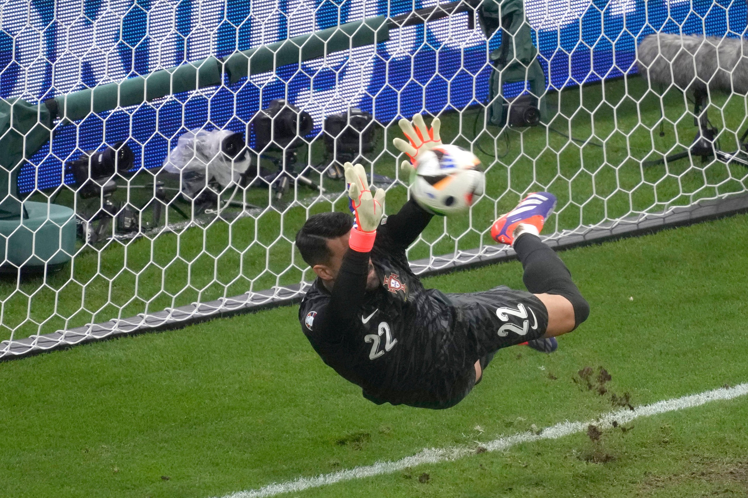 Bồ Đào Nha nghẹt thở vượt qua Slovenia trên loạt luân lưu trong ngày Ronaldo hóa báo thủ - Ảnh 3.