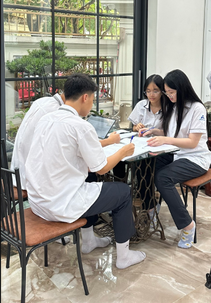 Nữ sinh đỗ 4 trường chuyên Top đầu Hà Nội: Từng học kém nhất ở môn học này, nỗ lực vươn lên sau 1 năm đỗ thủ khoa thành phố và 3 chuyên - Ảnh 2.